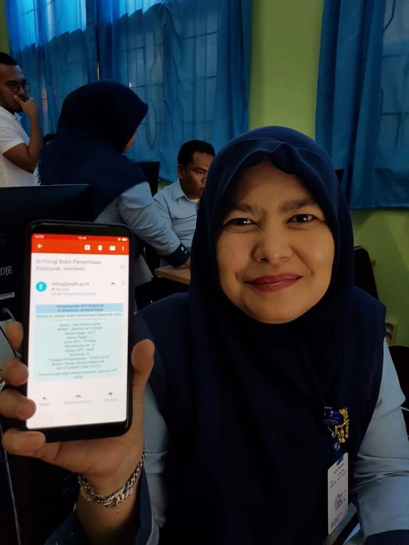 Peserta kegiatan menunjukkan Bukti Peneriman Elektronik e-Filing