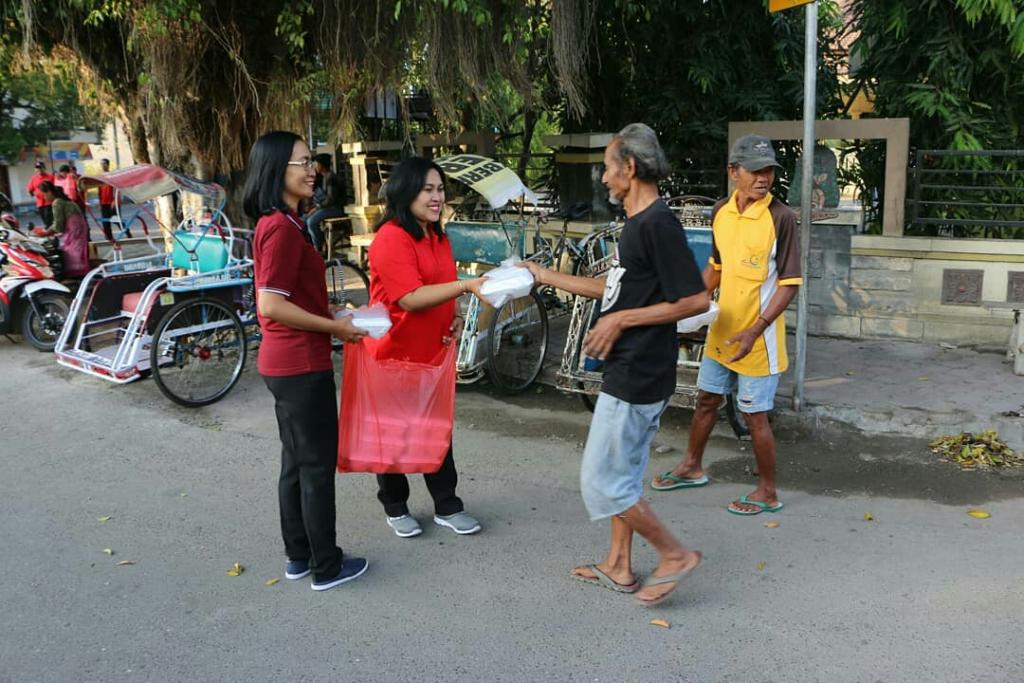 Jalan Sehat Sembari Membagikan Sekotak Nasi untuk Masyarakat Sekitar