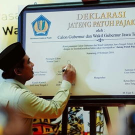 Cawagub Taj Yasin menandatangani deklarasi