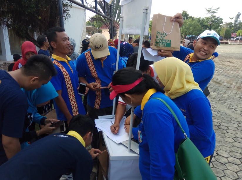 Dalam acara ini, KP2KP Baradatu juga membagikan bingkisan kepada peserta yang dapat menunjukkan tanda terima pelaporan SPT Tahunan PPh. Tampak para ASN bersemangat untuk mendapatkan bingkisan dari petugas KP2KP Baradatu.