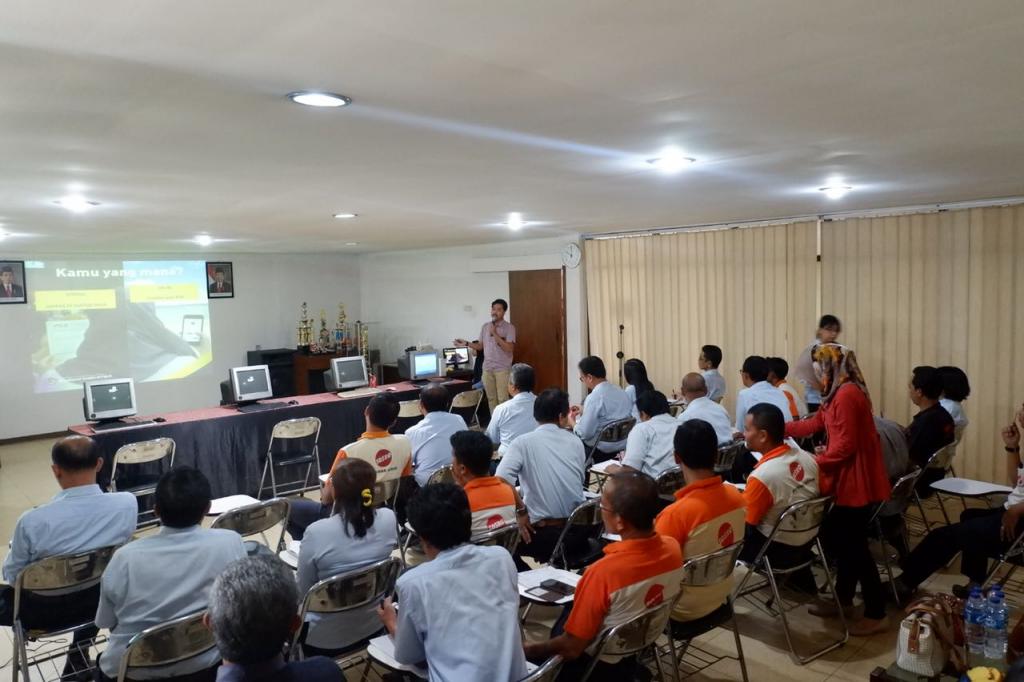 Moch. Putra Dwigantara memberikan materi sosialisasi pelaporan SPT Tahunan secara efiling