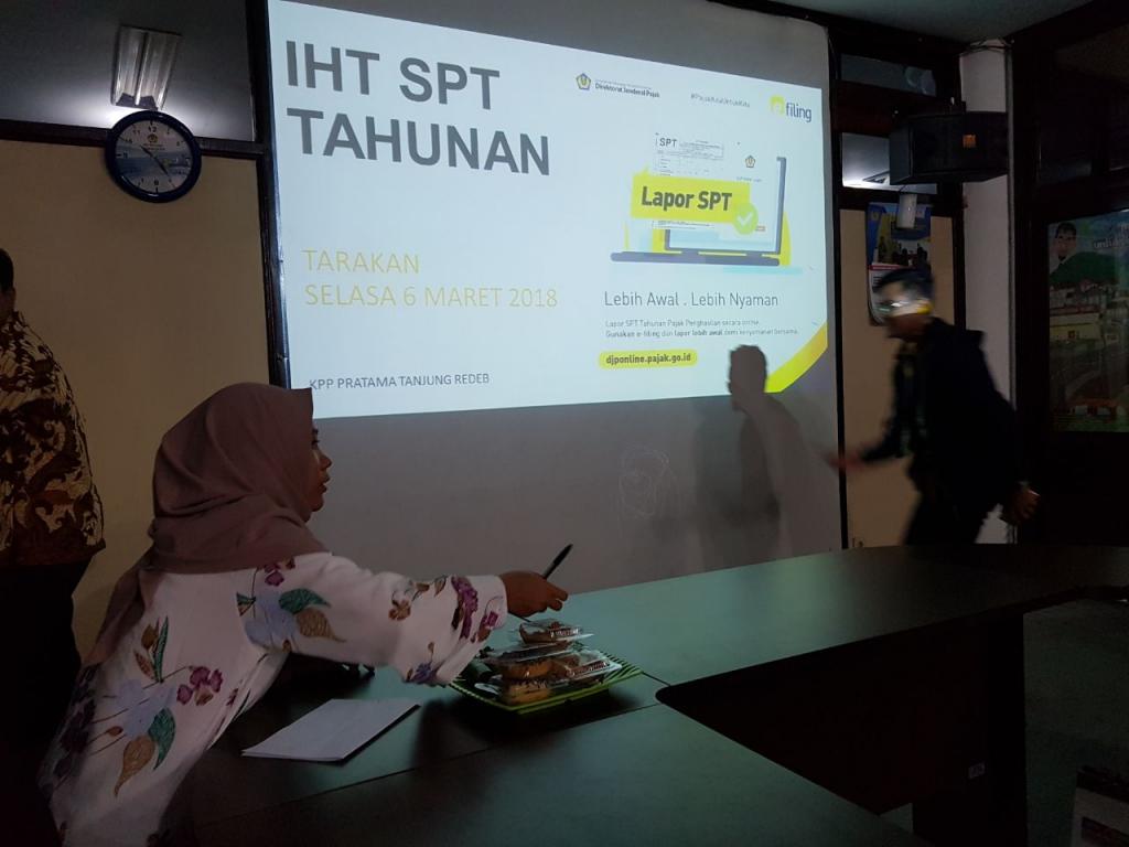 Pelaksana Seksi Pelayanan Memaparkan Materi IHT