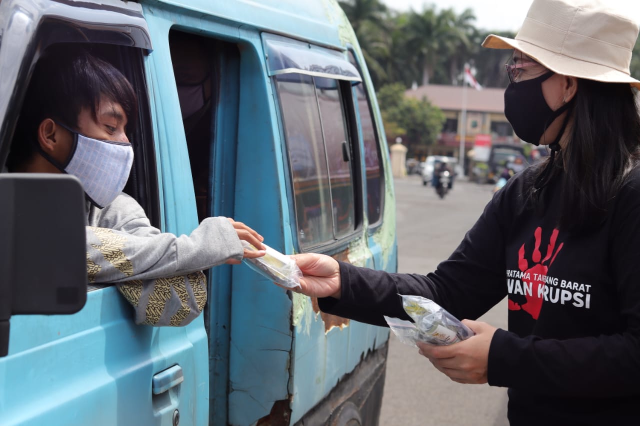 Pegawai KPP Pratama Tangerang Barat memberikan paket kesehatan kepada penumpang angkutan umum