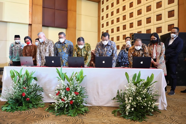 Para pimpinan Bank Himbara dan Pimpinan PT Telkom Indonesia melakukan live demo meterai elektronik