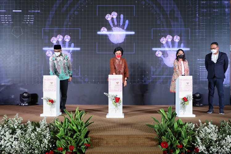 Menteri Keuangan Sri Mulyani Indrawati, Direktur Jenderal Pajak Suryo Utomo, Direktur Utama Perusahaan Umum Percetakan Uang Republik Indonesia (Perum Peruri) Dwina Septiani Wijaya melakukan peluncuran meterai elektronik