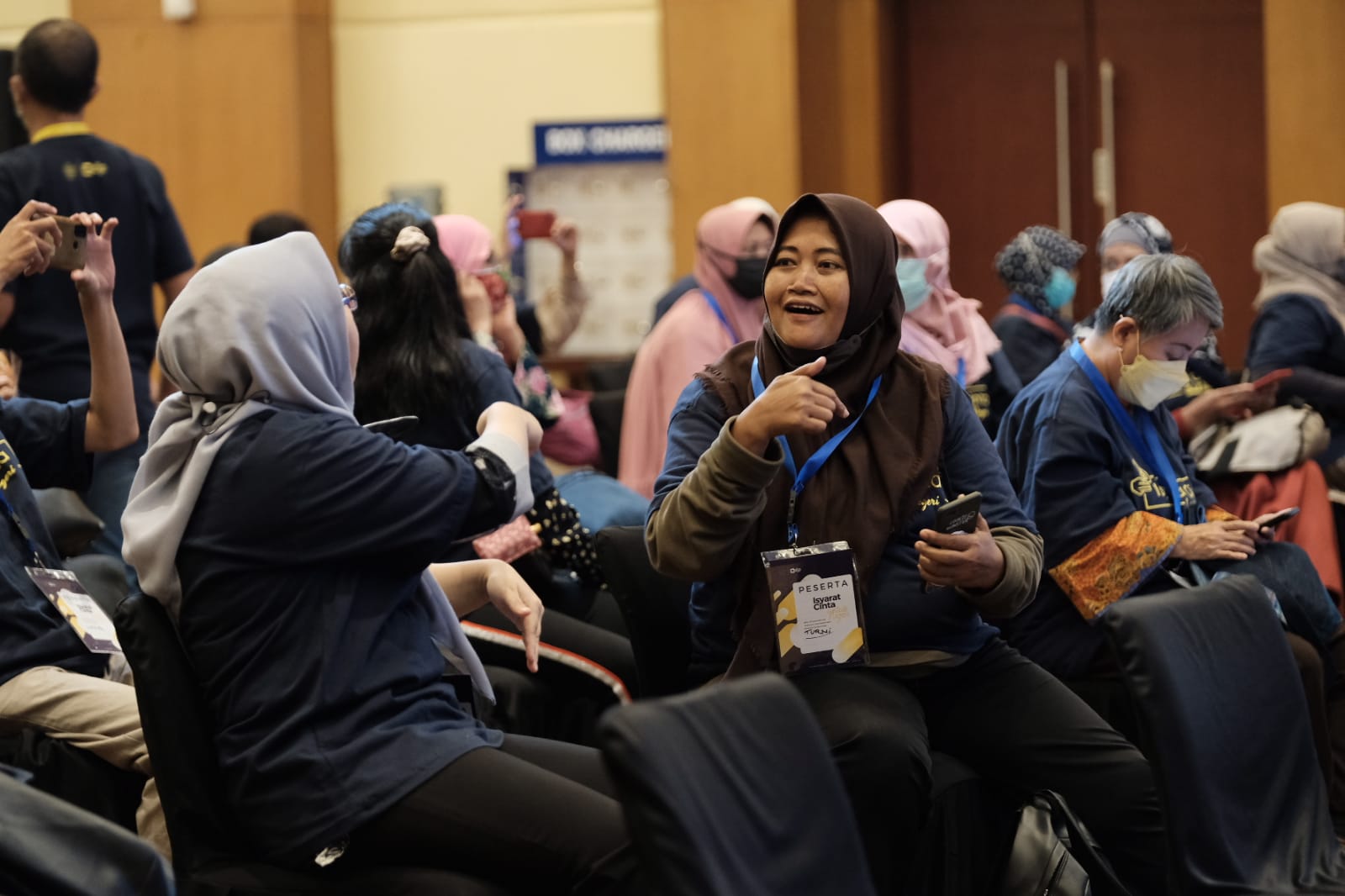 para peserta sedang berdiskusi