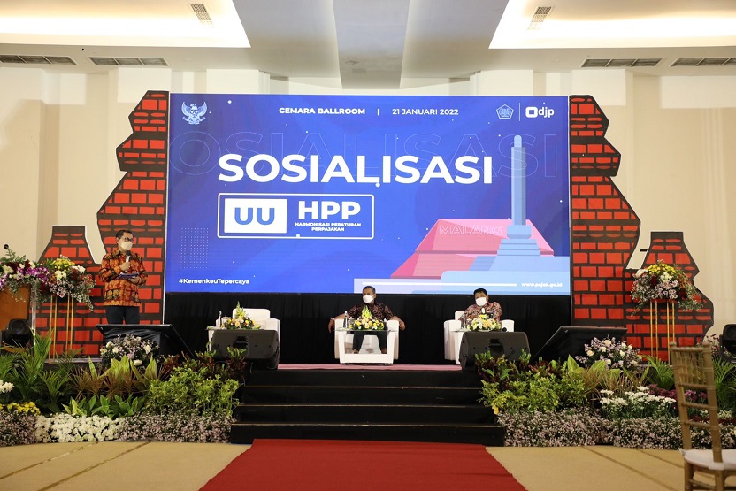 para panelis menyampaikan materi