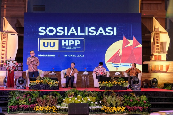 Moderator dan Narasumber berdiskusi dengan wajib pajak