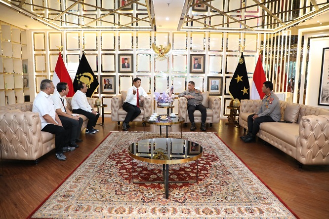 Sekretaris Direktorat Jenderal Pajak Peni Hirjanto bersama jajaran mengunjungi Kapolda Metro Jaya Irjen Mohammad Fadil Imran