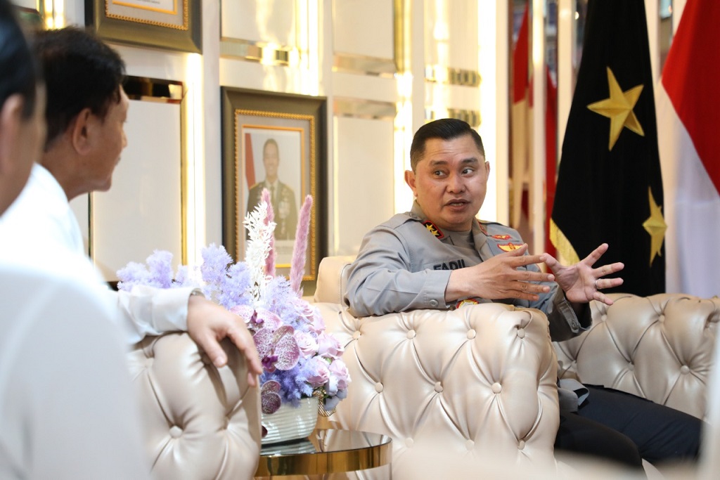 Sekretaris Direktorat Jenderal Pajak Peni Hirjanto berdialog dengan Kapolda Metro Jaya Irjen Mohammad Fadil Imran