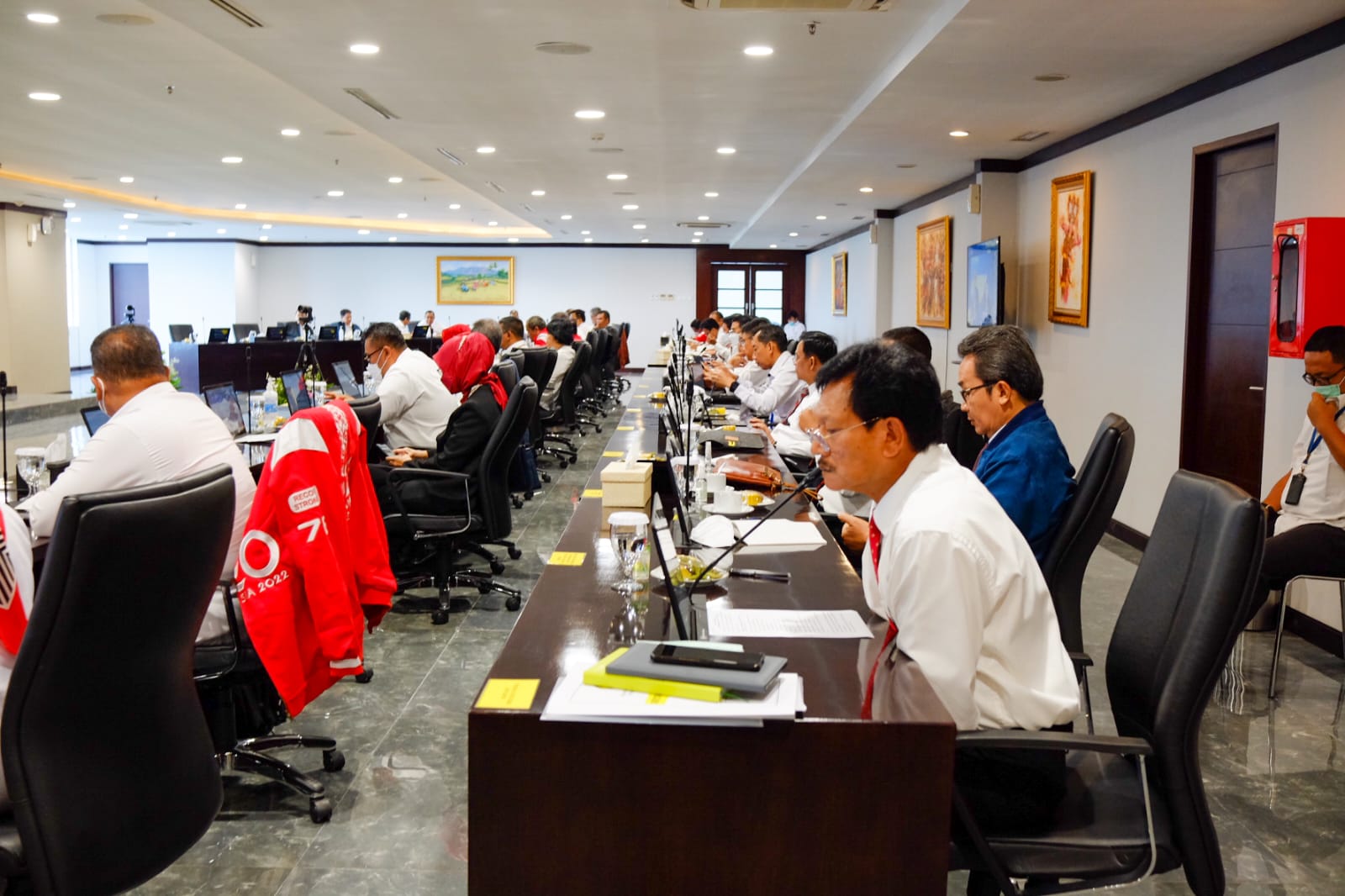 Para peserta rapimnas mengikuti jalannya rapat.