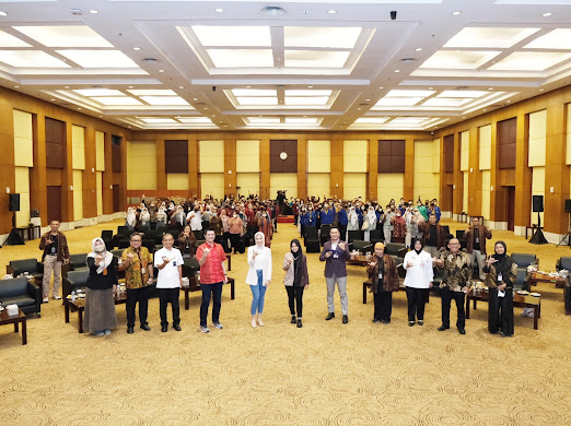 Seluruh peserta pajak bertutur 2022 di kantor pusat DJP berfoto bersama