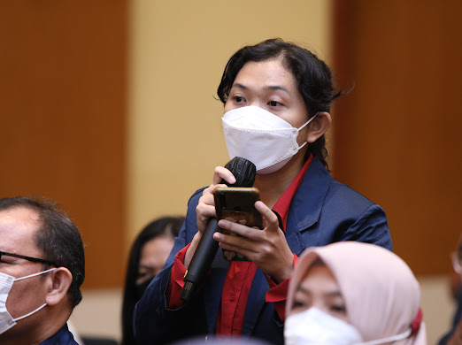 peserta menyampaikan pertanyaan kepada para narasumber