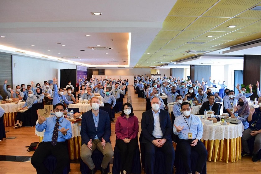 Para narasumber berfoto bersama dengan para peserta di penutupan acara Joint DGT-OECD Capacity Building on Transfer Pricing 2022 pada hari Rabu (21/09). Acara ditutup dan dilanjutkan keesokan harinya dengan diskusi panel pada hari Kamis (22/09) dengan peserta yang berbeda.