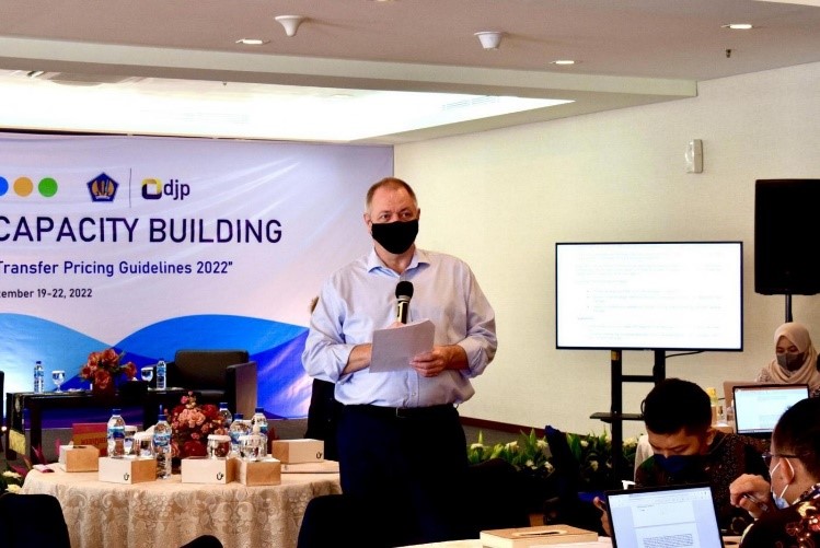 Anthony Clark, yang datang dari HM Revenue and Customs (United Kingdom), menyampaikan materi tentang financial transaction dalam rangkaian acara Joint DGT-OECD Capacity Building on Transfer Pricing 2022. Penyampaian materi financial transaction ini dilakukan pada sesi ketiga acara, yaitu pada hari Rabu (21/09).