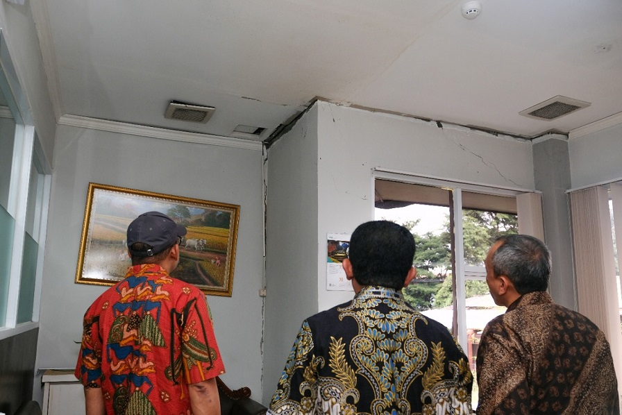 Direktur Jenderal Pajak Suryo Utomo beserta jajaran meninjau beberapa titik kerusakan di bangunan kantor akibat gempa