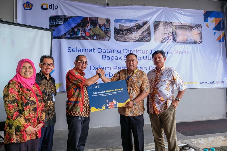 Direktur Jenderal Pajak Suryo Utomo menyerahkan donasi yang terkumpul dari para pegawai