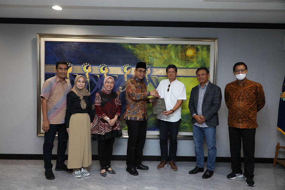 Chandra Darusman bersama Direktur Jenderal Pajak Suryo Utomo dan para hadirin berfoto bersama