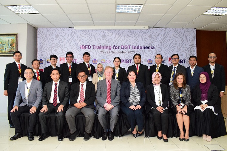 Direktur Perpajakan Internasional Mekar Satria Utama, narasumber, dan para peserta lokakarya berfoto bersama