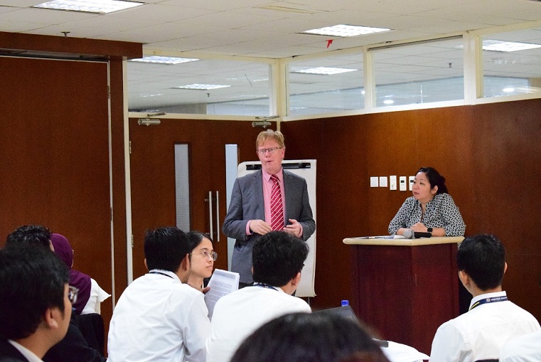 Bart Kosters dan Rachel Saw membuka diskusi dengan peserta mengenai penerapan praktis berbagai konsep bisnis perpajakan internasional