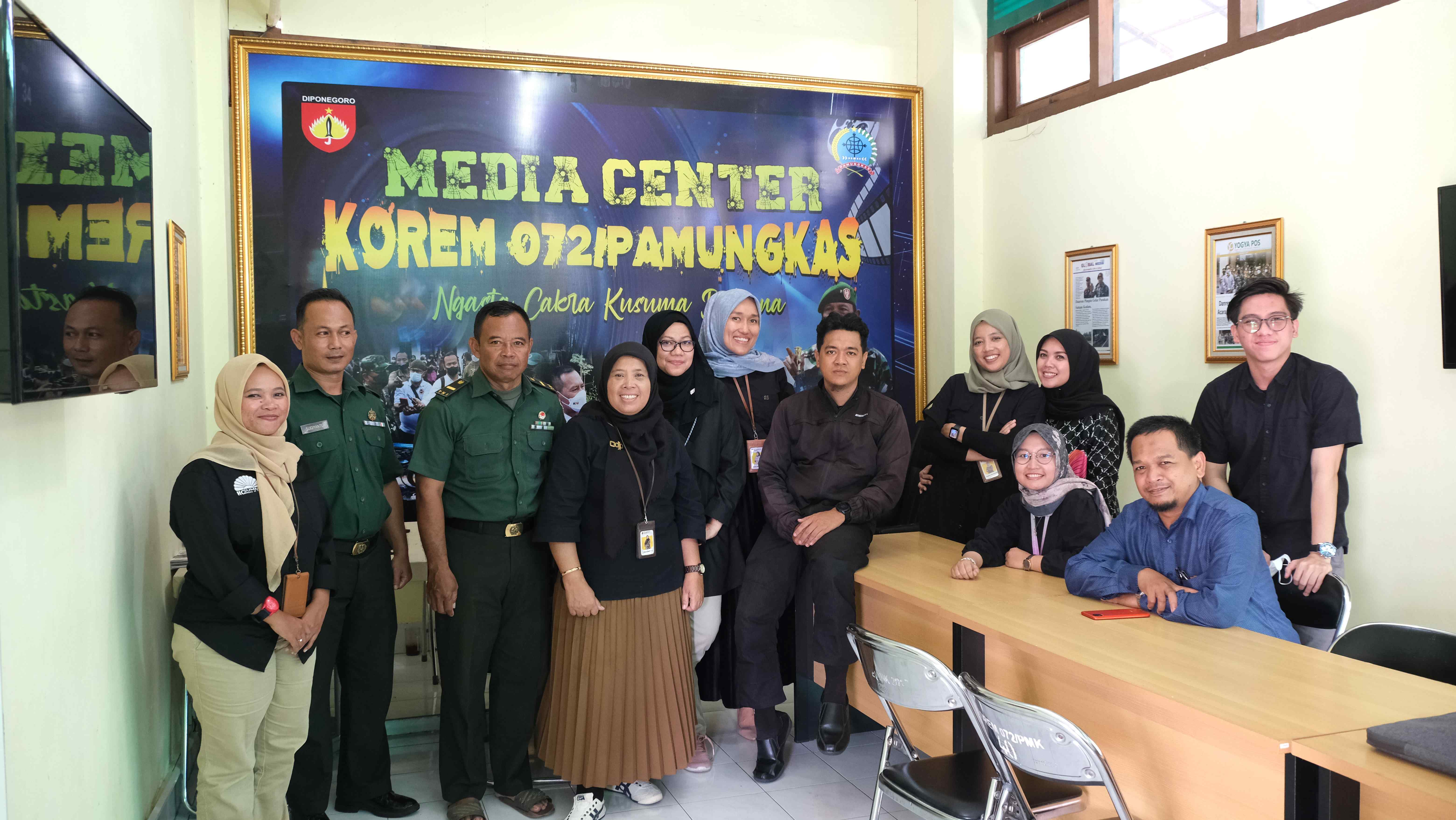 Prajurit TNI Korem 072/Pamungkas Sambangi Pojok Pajak DIY | Direktorat ...