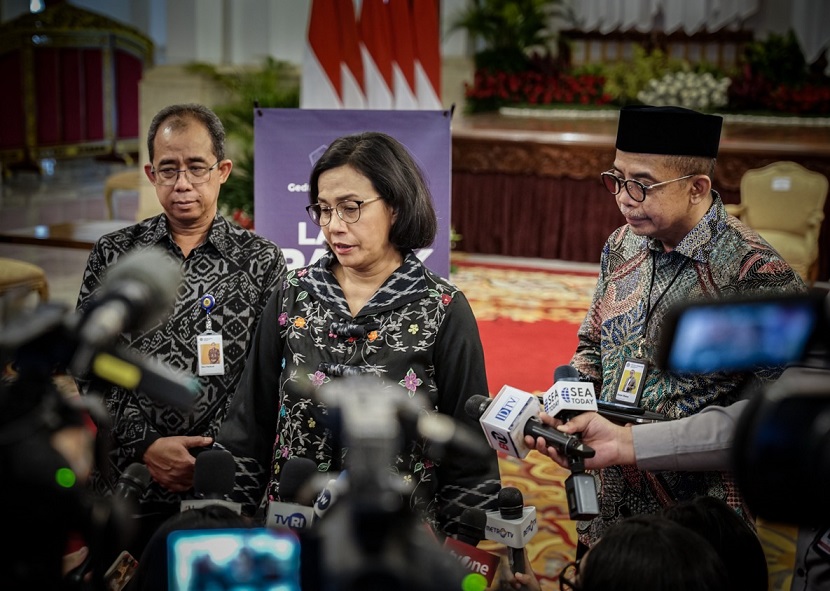 Door Stop Ibu Sri Mulyani bersama dengan Bapak Suryo Utomo dan Bapak Heru Pambudi oleh awak media