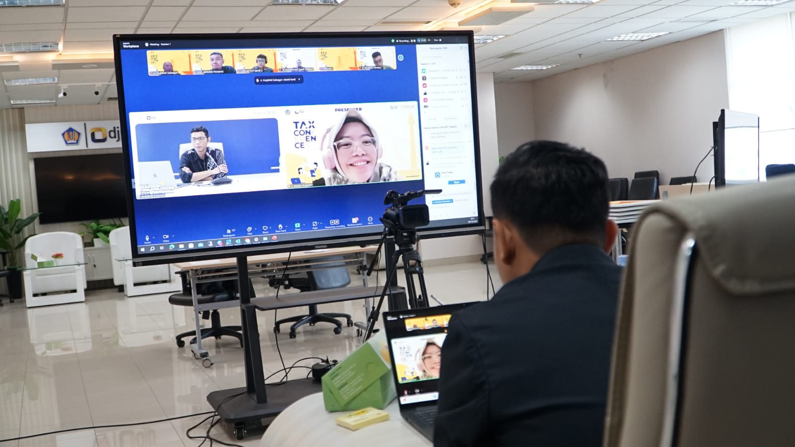 peserta menyampaikan diseminasi hasil karyanya