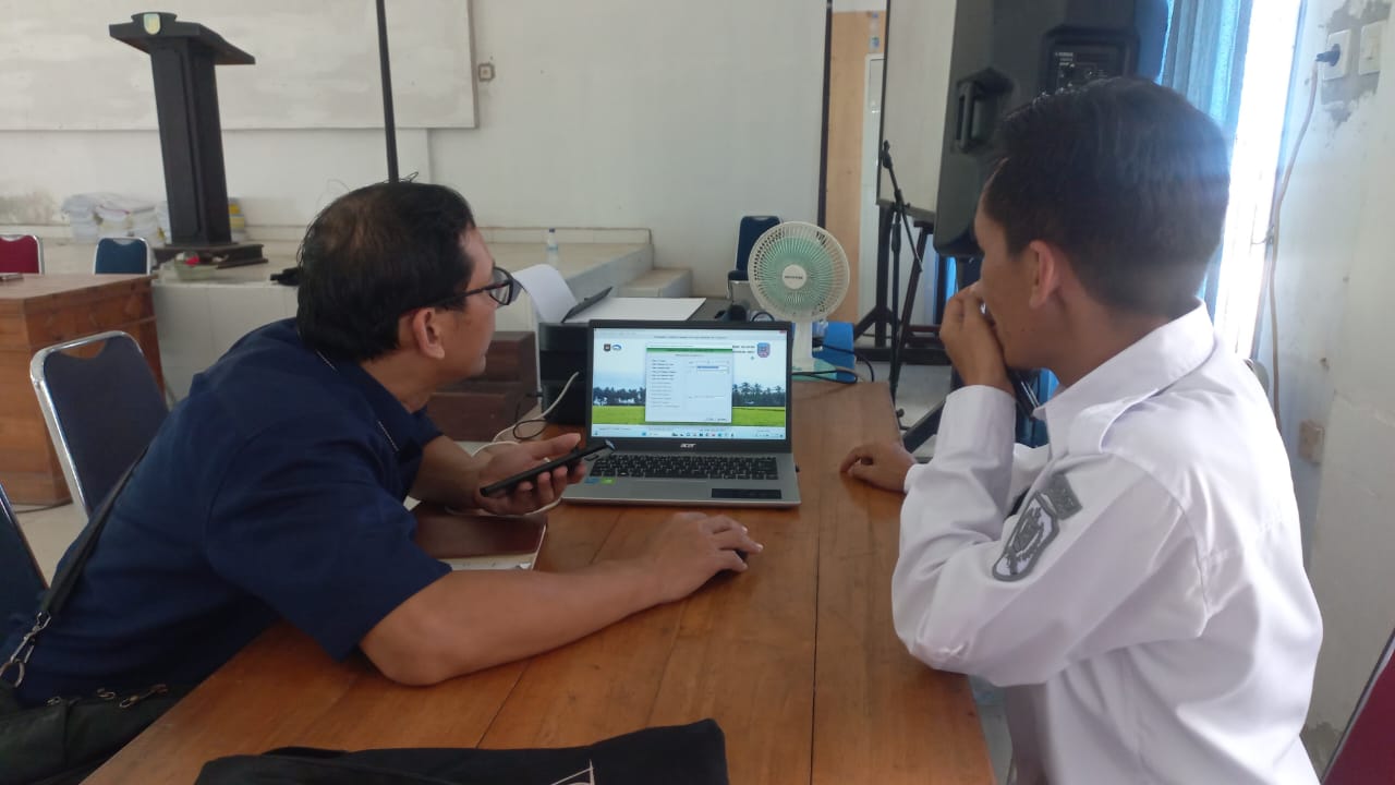 Cahyono Budi Santoso memberikan pendampingan teknis kepada aparatur desa dalam penggunaan aplikasi pelaporan pajak secara daring sebagai bagian dari upaya peningkatan kepatuhan fiskal daerah