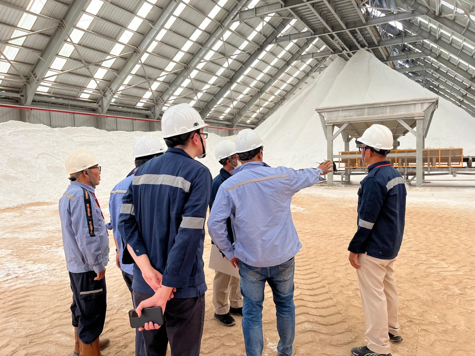 The Permanent Establishment and Expatriate Tax Office coordinated with representatives from China Aluminium International Engineering Corporation Limited.