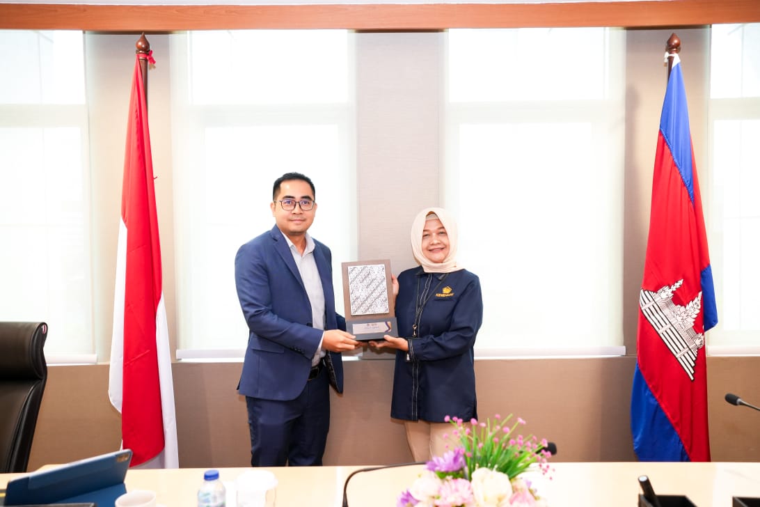 The exchange of plaques from DGT to CMEF