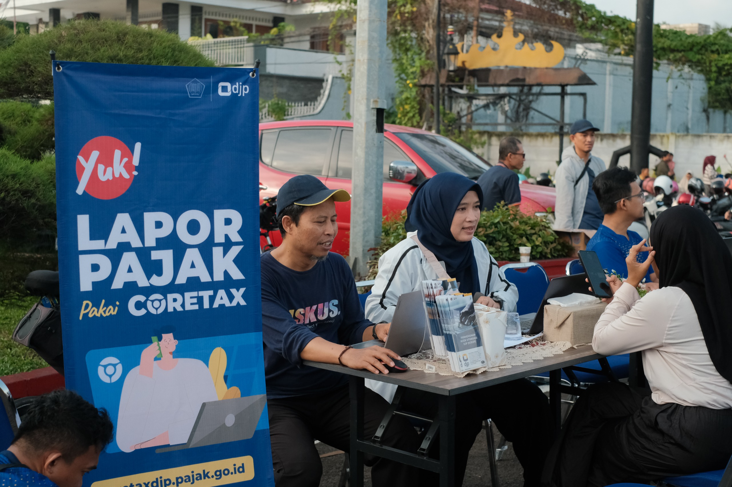 Petugas memberikan layanan perpajakan kepada masyarakat