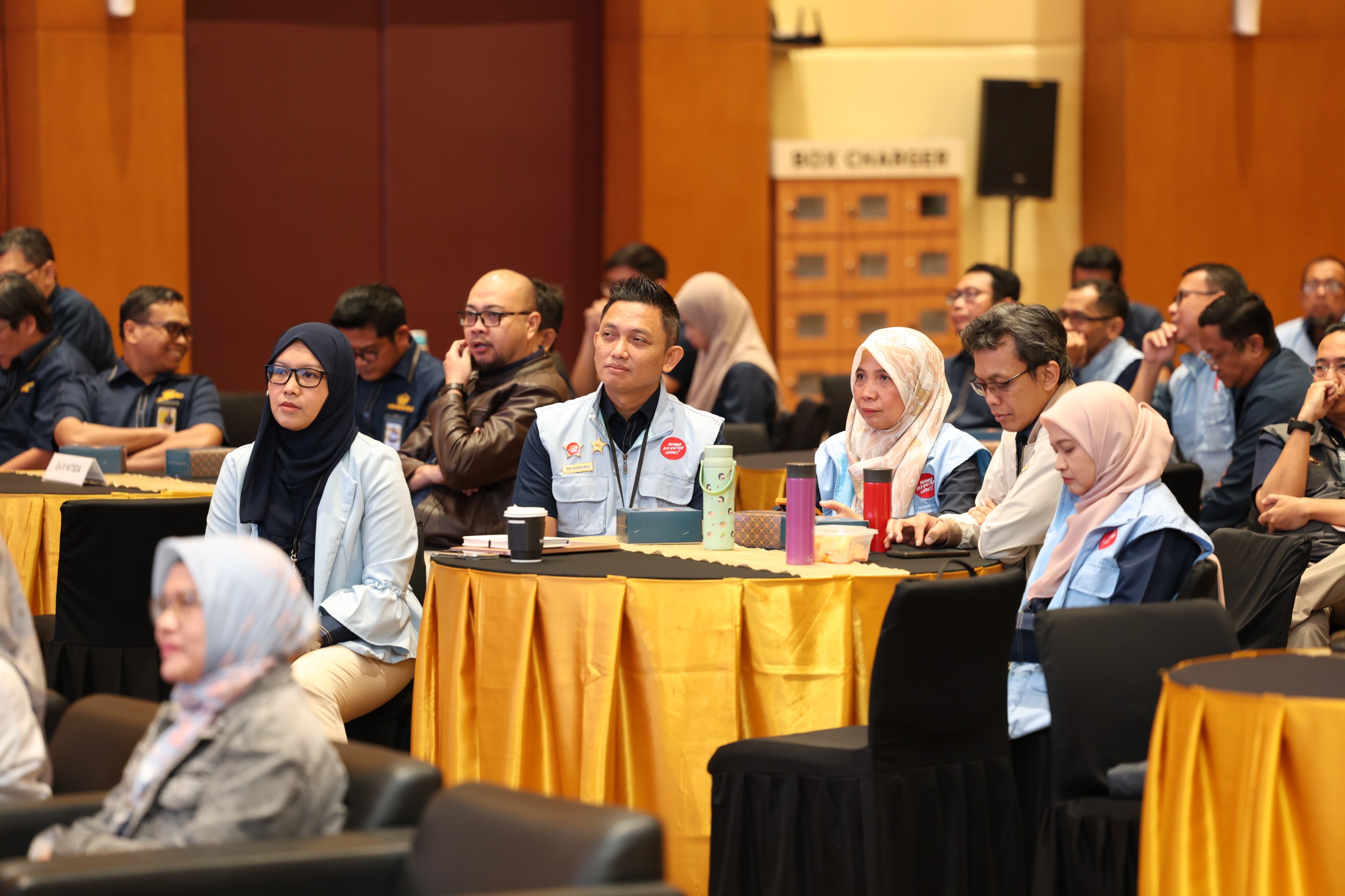 Para peserta yang terdiri dari Penyuluh Antikorupsi dan Ahli Pembangun Integritas menyimak materi.