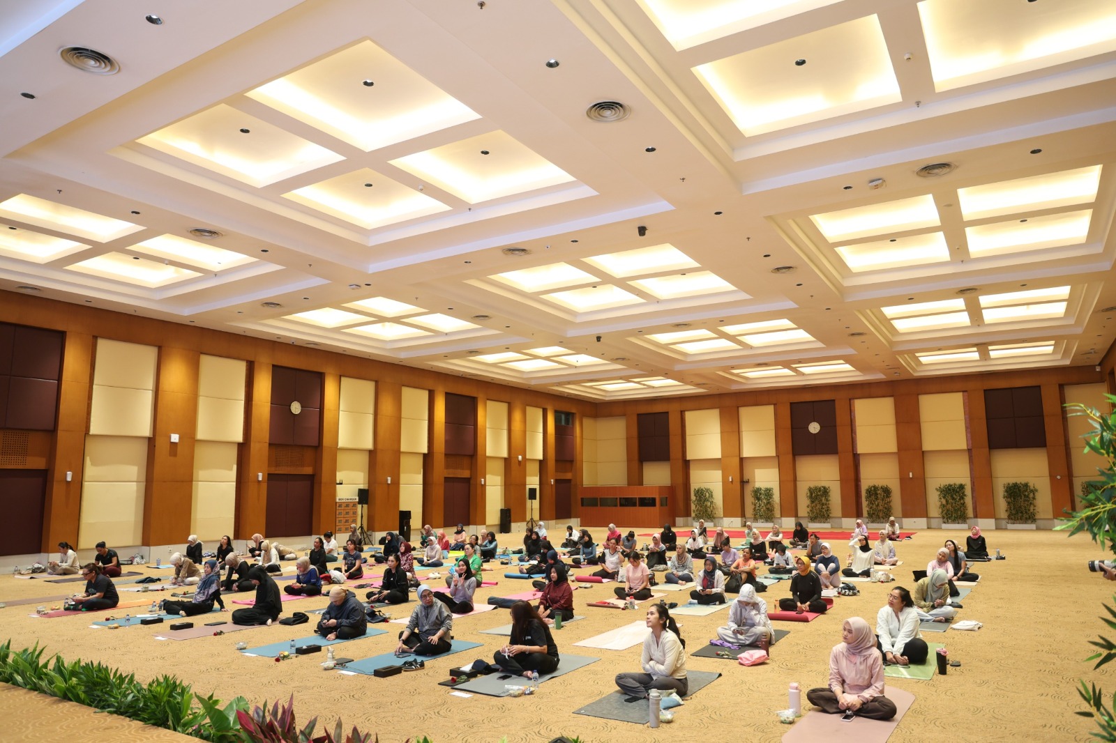 Para pegawai wanita DJP mengikuti kegiatan ini.