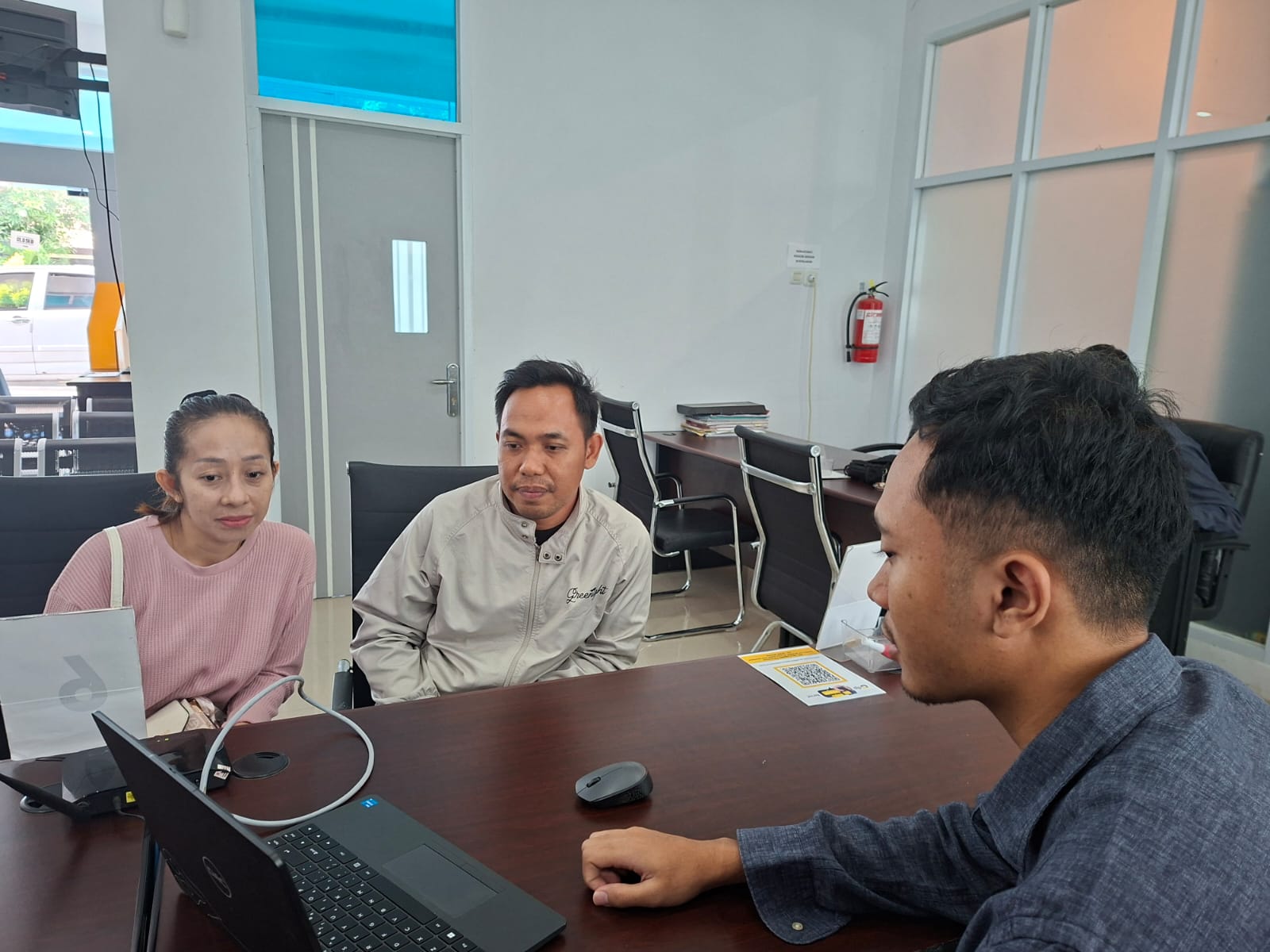 Petugas KP2KP Benteng sedang memberikan pelayanan kepada wajib pajak.