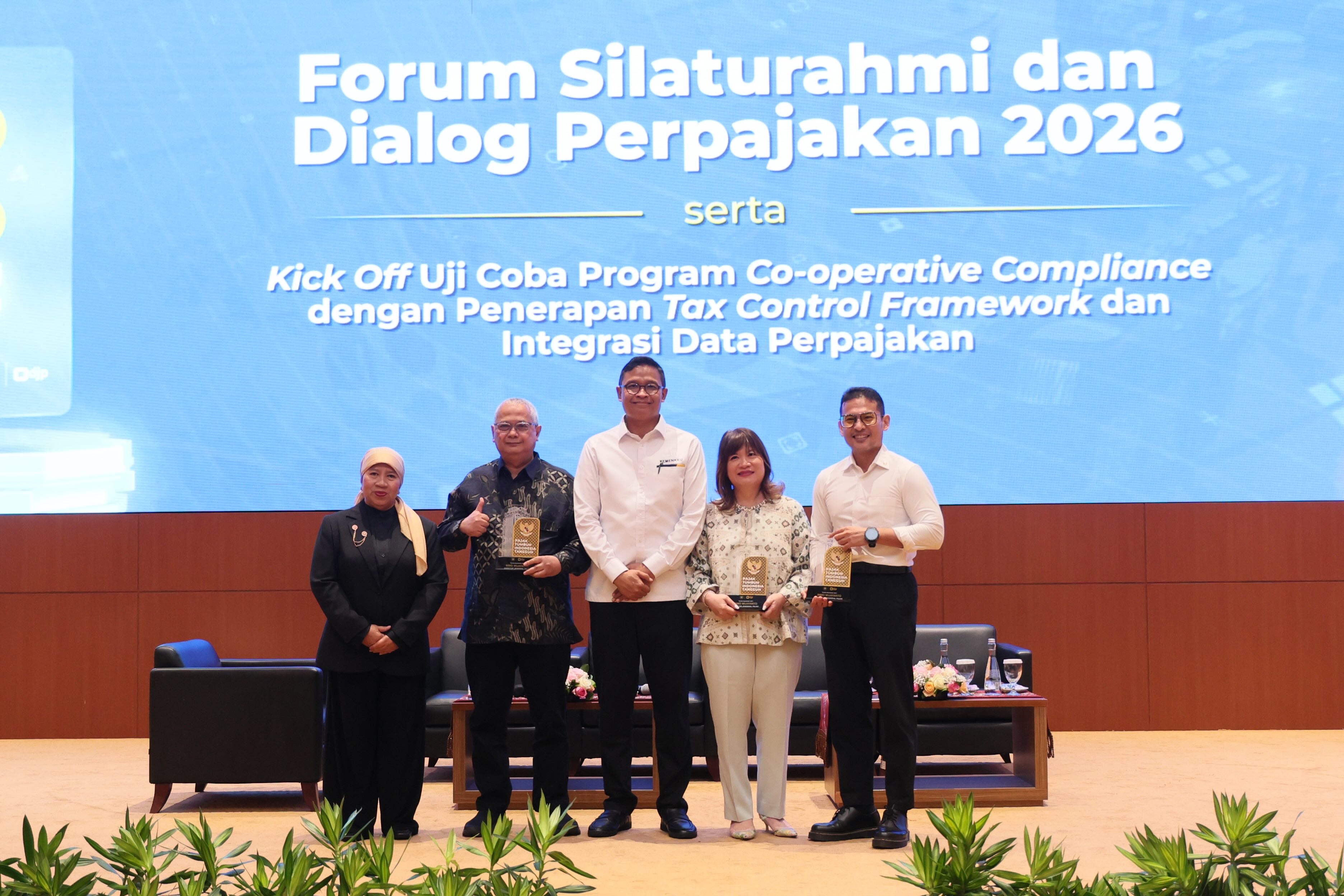 Foto bersama Dialog Perpajakan