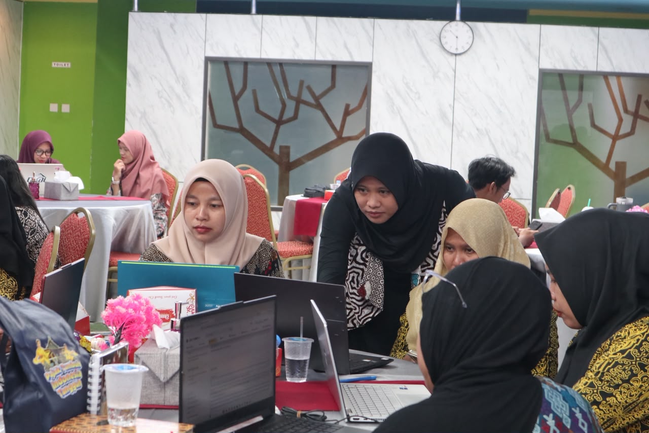 Pejabat Fungsional Penyuluh memberikan bimbingan kepada peserta dengan telaten