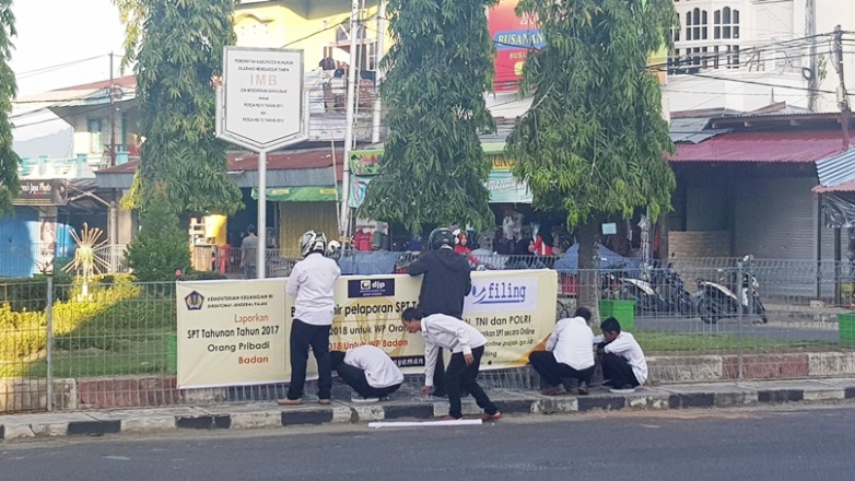 Prosesi Pemasangan Spanduk di Jalanan Alun-alun Kota Nunukan