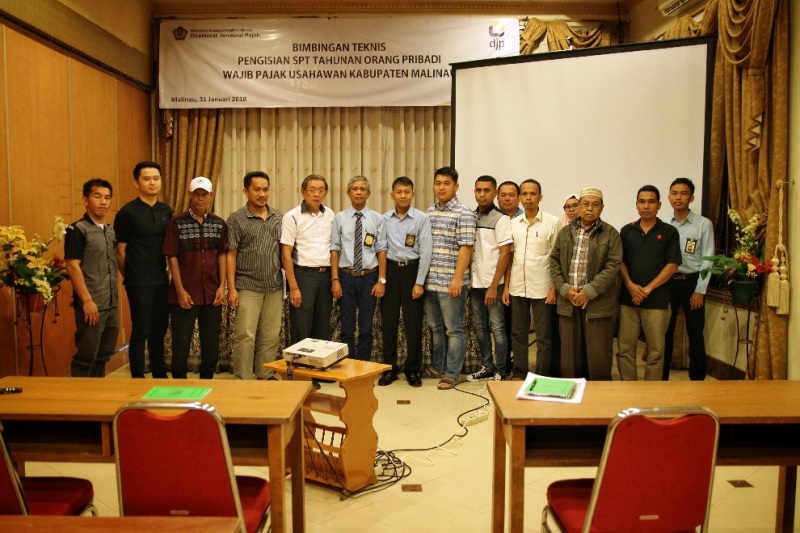 Foto bersama peserta dengan Kepala dan pegawai KP2KP Malinau