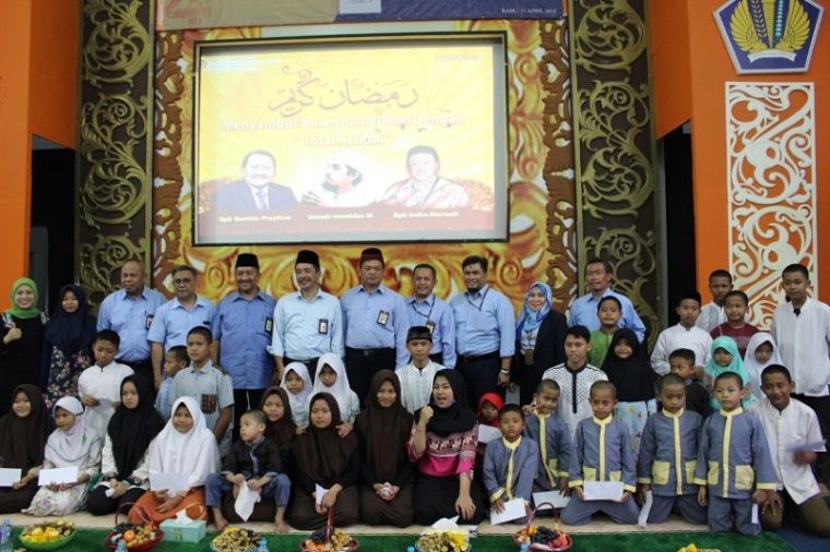 Panitia dan Anak-anak yatim piatu berfoto bersama