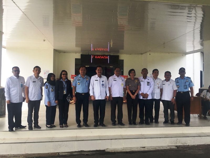 Peserta Rapat Rumah Pelayanan Publik Tomohon berfoto bersama