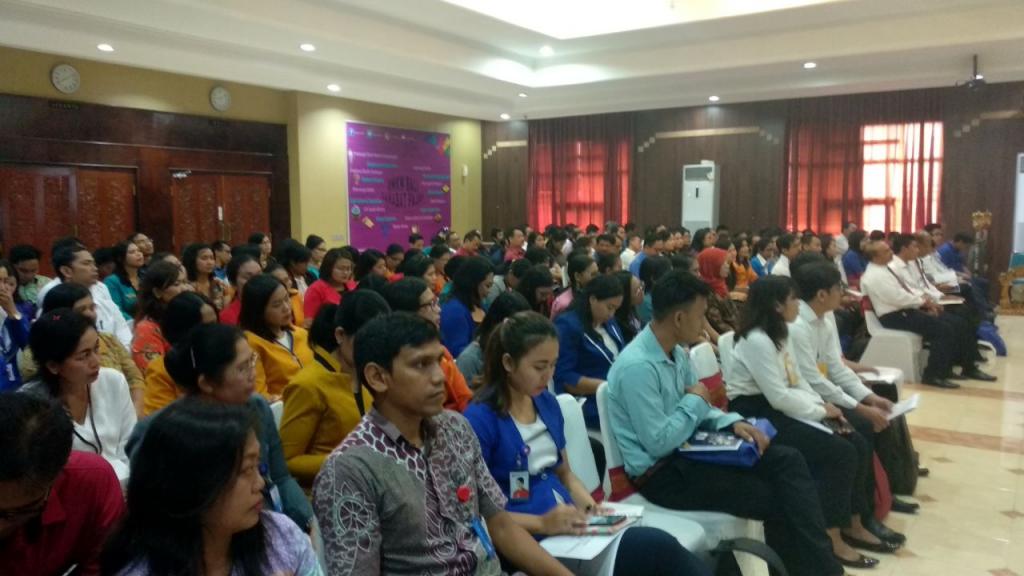 Peserta lembaga jasa keuangan yang hadir dalam sosialisasi pada hari pertama. (23/4)