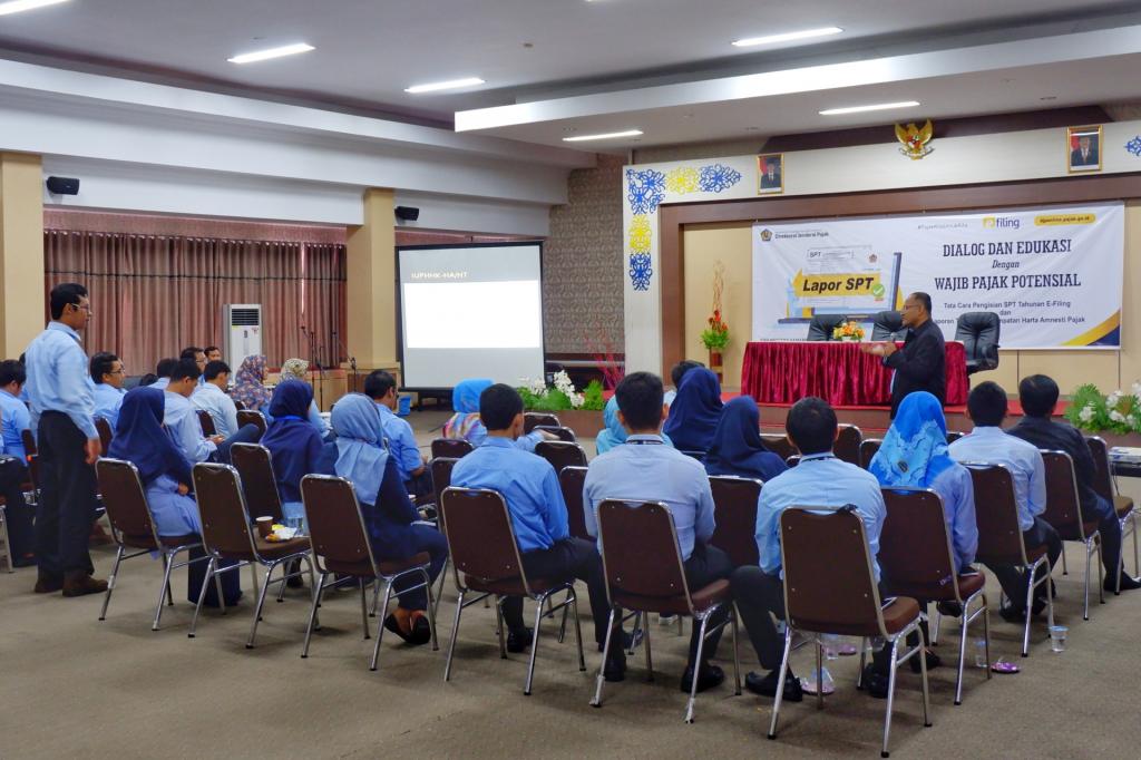 Pegawai KPP Pratama Samarinda sedang mendengarkan materi IHT Gali Potensi di Bidang Perkayuan.