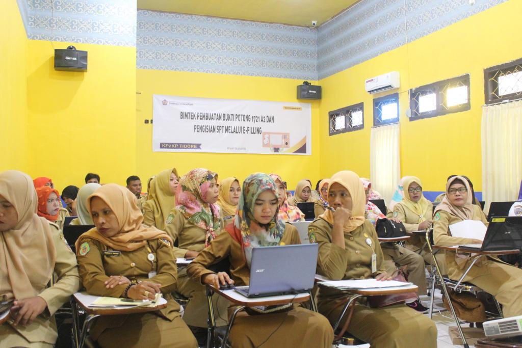 Para peserta menyimak materi yang diberikan