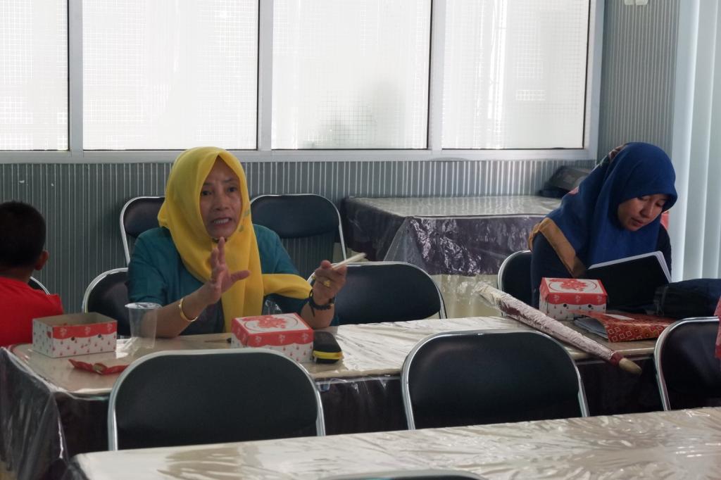 Peserta mengajukan pertanyaan