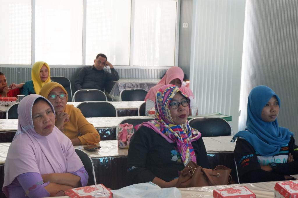 Peserta mendengarkan pemaparan materi