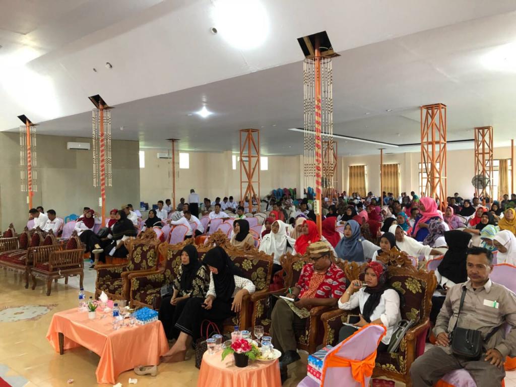 Peserta serius mendengarkan materi (1)