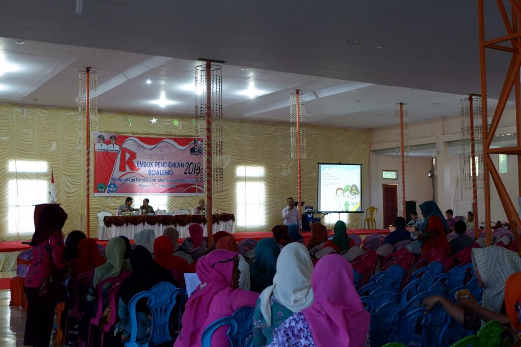 Peserta mendengarkan materi (1)