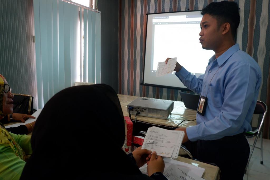 Pemateri menunjukkan bukti pelaporan SPT melalui pos