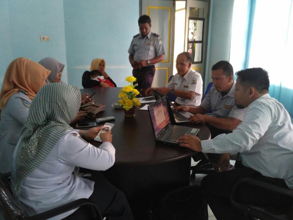 Beberapa pegawai tampak dipandu dalam pengisian e-filing