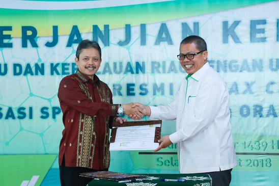 Kepala Kanwil DJP Riau Kepri Bersama Rektor UMRI Berfoto Bersama Selepas Penandatanganan Pejanjian Kerjasama
